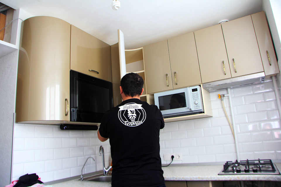Кухня с встроенным телевизором в фасад - интерактивный фасад для кухни