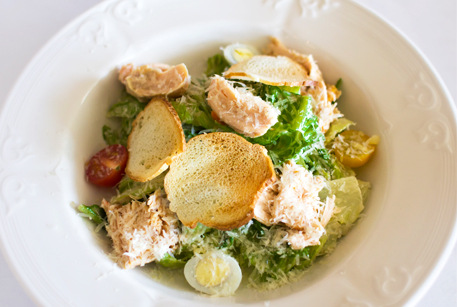 Быстрый рецепт от шеф-повара салата Цезарь с филе цыпленка Царская Курочка 